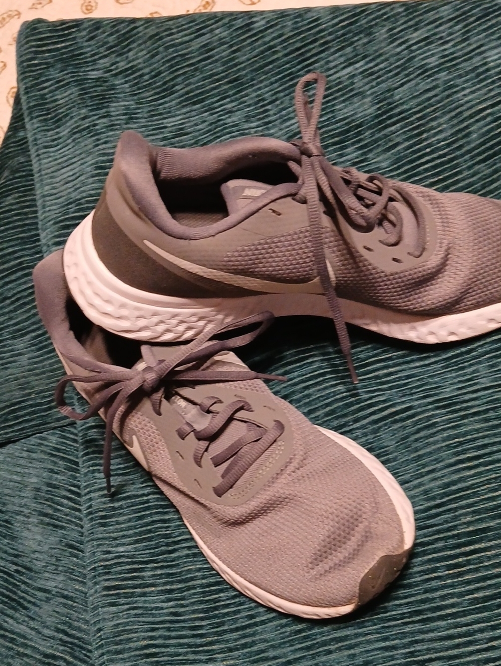 NIKE REVOLUTION----Running Sneakers
